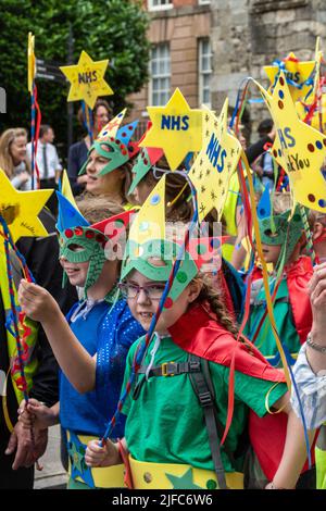 Winchester hat Fair, 1.. Juli 2022. Die jährliche Hutmesse begann heute mit lokalen Schulen, die an der Karnevalsprozession durch das Stadtzentrum mit den Kindern in bunten Kostümen teilnehmen. Die Winchester hat Fair ist ein 3-tägiges Outdoor Arts Festival mit Straßenunterhaltern und Aufführungen an verschiedenen Orten in der Stadt. Stockfoto