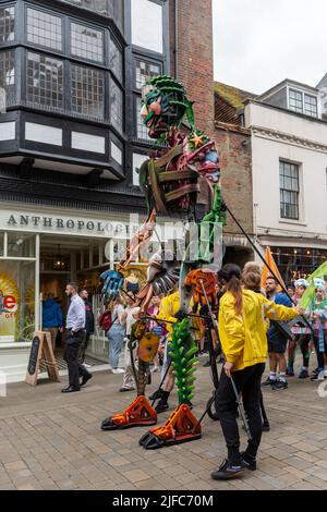 Winchester hat Fair, 1.. Juli 2022. Die jährliche Hutmesse begann heute mit lokalen Schulen, die an der Karnevalsprozession durch das Stadtzentrum mit den Kindern in bunten Kostümen teilnehmen. Die Winchester hat Fair ist ein 3-tägiges Outdoor Arts Festival mit Straßenunterhaltern und Aufführungen an verschiedenen Orten in der Stadt. EKO, eine 13 Meter hohe Seegigant-Marionette in der Karnevalsprozession. Stockfoto