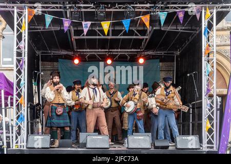 Winchester hat Fair, 1.. Juli 2022. Die jährliche Hutmesse begann heute mit lokalen Schulen, die an der Karnevalsprozession durch das Stadtzentrum mit den Kindern in bunten Kostümen teilnehmen. Die Winchester hat Fair ist ein 3-tägiges Outdoor Arts Festival mit Straßenunterhaltern und Aufführungen an verschiedenen Orten in der Stadt. Alte Matrosen treten auf der Bühne auf. Stockfoto