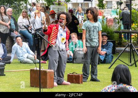 Winchester hat Fair, 1.. Juli 2022. Die jährliche Hutmesse begann heute mit lokalen Schulen, die an der Karnevalsprozession durch das Stadtzentrum mit den Kindern in bunten Kostümen teilnehmen. Die Winchester hat Fair ist ein 3-tägiges Outdoor Arts Festival mit Straßenunterhaltern und Aufführungen an verschiedenen Orten in der Stadt. Stockfoto