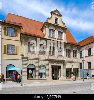 Denkmalgeschütztes historisches Bürgerhaus der Maximilianstraße Nr. 5 in der historischen Altstadt von Memmingen im Niederallgäu, Schwaben, Bayern, Deutschland. Stockfoto