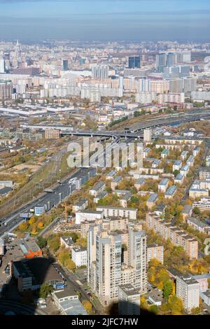 Luftaufnahme des Nordens von Moskau von der Aussichtsplattform in Moskau-Stadt an einem sonnigen Herbsttag Stockfoto