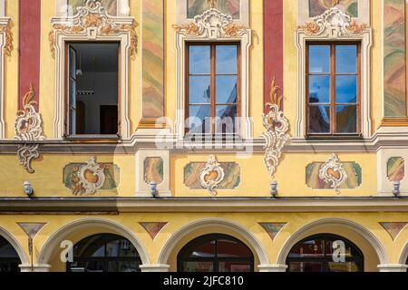 Reich verzierte Fassade des mittelalterlichen Steuerhauses auf dem Marktplatz von Memmingen im Unterallgäu, Schwaben, Bayern, Deutschland. Stockfoto