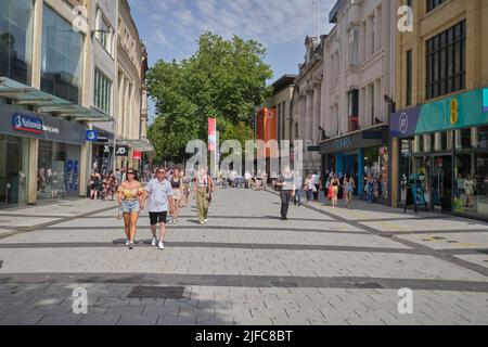 Sommer Shopper Queen Street Cardiff South Wales Großbritannien Stockfoto