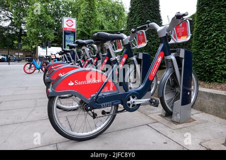 Santander Cycles ist ein öffentliches Fahrradverleihsystem in London im Vereinigten Königreich. Die Fahrräder des Programms werden im Volksmund als Boris Bikes bekannt, nach Boris Johnson, der Bürgermeister von London war, als das System in Betrieb ging. Das Vorhaben wird von Transport for London an Serco vergeben. Stockfoto