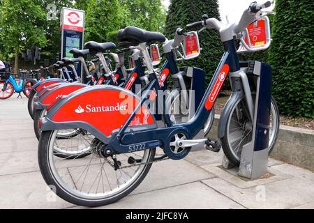 Santander Cycles ist ein öffentliches Fahrradverleihsystem in London im Vereinigten Königreich. Die Fahrräder des Programms werden im Volksmund als Boris Bikes bekannt, nach Boris Johnson, der Bürgermeister von London war, als das System in Betrieb ging. Das Vorhaben wird von Transport for London an Serco vergeben. Stockfoto