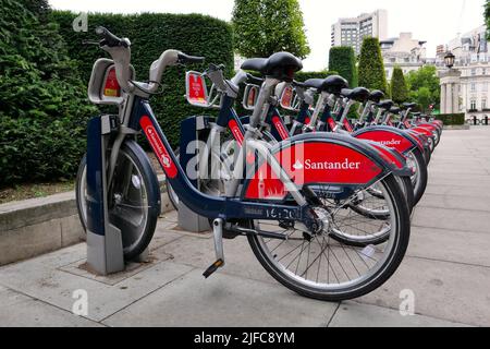 Santander Cycles ist ein öffentliches Fahrradverleihsystem in London im Vereinigten Königreich. Die Fahrräder des Programms werden im Volksmund als Boris Bikes bekannt, nach Boris Johnson, der Bürgermeister von London war, als das System in Betrieb ging. Das Vorhaben wird von Transport for London an Serco vergeben. Stockfoto