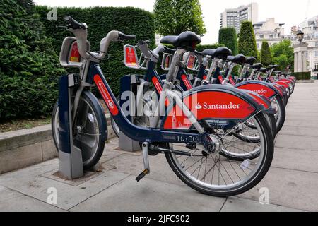 Santander Cycles ist ein öffentliches Fahrradverleihsystem in London im Vereinigten Königreich. Die Fahrräder des Programms werden im Volksmund als Boris Bikes bekannt, nach Boris Johnson, der Bürgermeister von London war, als das System in Betrieb ging. Das Vorhaben wird von Transport for London an Serco vergeben. Stockfoto