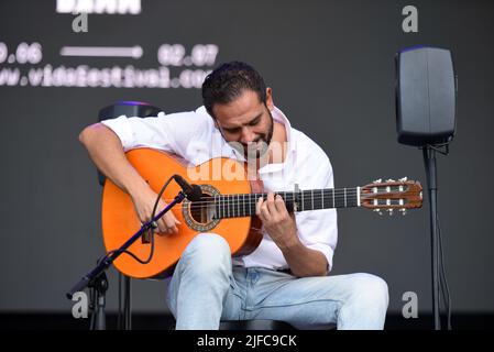 Gitarrist Diego el Morao in voller Performance mit Israel Fernandez beim Vida 2022 Festival in Vilanova i la Geldru. Israel Fernández (geboren 1992 in Toledo) ist ein spanischer Flamenco-Sänger, Komponist und Musiker Zigeuner-Herkunft. Er wurde mit dem Odeon Award for Best Flamenco Album for Amor (2021) ausgezeichnet und für den Latin Grammy Award for Best Flamenco Music Album (2021) nominiert.Er begleitet ihn immer bei den Auftritten seines Gitarristen Diego el Morao. Stockfoto