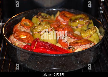 Griechische Sommerkost, Gemista. Gefüllte Tomaten und Paprika mit Reis, Zwiebeln, Hackfleisch, im Ofen gekocht. Leckere und leichte Speisen. Stockfoto