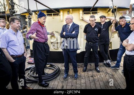 Urk, Niederlande. 01.. Juli 2022. 2022-07-01 19:05:04 URK - Minister Henk Staghouwer (Landwirtschaft, Natur und Lebensmittelqualität) während seines Besuchs auf einem Fischerboot. Der Besuch wurde von den angekündigten Plänen dominiert, die Fischerei nachhaltiger zu gestalten. ANP RAMON VAN FLYMEN netherlands Out - belgium Out Credit: ANP/Alamy Live News Stockfoto