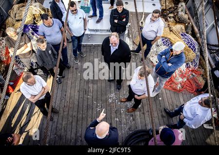 Urk, Niederlande. 01.. Juli 2022. 2022-07-01 19:07:55 URK - Minister Henk Staghouwer (Landwirtschaft, Natur und Lebensmittelqualität) während seines Besuchs auf einem Fischerboot. Der Besuch wurde von den angekündigten Plänen dominiert, die Fischerei nachhaltiger zu gestalten. ANP RAMON VAN FLYMEN netherlands Out - belgium Out Credit: ANP/Alamy Live News Stockfoto