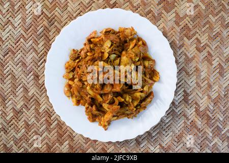 Jackfrucht-Rührbraten mit einem „Fritteuse“ oder Kathal KI sabji. Indische köstliche Beilage. Authentisches hausgemachtes asiatisches Gemüse, das mit Masalas gekocht wird. Stockfoto