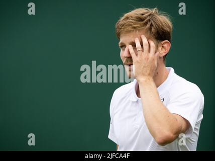 Der Belgier David Goffin reagiert während eines dritten Rundenspiels beim Männer-Einzelturnier zwischen dem Belgier Goffin und dem Franzosen Humbert beim Wimbledon Grand-Slam-Tennisturnier 2022 im All England Tennis Club, im Südwesten Londons, Großbritannien, Freitag, 01. Juli 2022. BELGA FOTO BENOIT DOPPAGNE Stockfoto