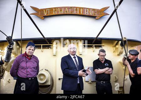 Urk, Niederlande. 01.. Juli 2022. 2022-07-01 18:52:56 URK - Minister Henk Staghouwer (Landwirtschaft, Natur und Lebensmittelqualität) während seines Besuchs auf einem Fischerboot. Der Besuch wurde von den angekündigten Plänen dominiert, die Fischerei nachhaltiger zu gestalten. ANP RAMON VAN FLYMEN netherlands Out - belgium Out Credit: ANP/Alamy Live News Stockfoto