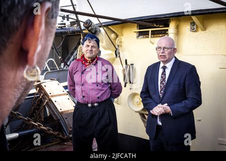 Urk, Niederlande. 01.. Juli 2022. 2022-07-01 18:48:27 URK - Minister Henk Staghouwer (Landwirtschaft, Natur und Lebensmittelqualität) während seines Besuchs auf einem Fischerboot. Der Besuch wurde von den angekündigten Plänen dominiert, die Fischerei nachhaltiger zu gestalten. ANP RAMON VAN FLYMEN netherlands Out - belgium Out Credit: ANP/Alamy Live News Stockfoto