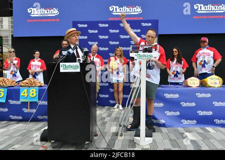 Der Herrenchampion Joey Chestnut nimmt an der offiziellen Gewichtung des berühmten internationalen Hot Dog Eating Contest von Nathan am 4. Juli in den Hudson Yards Teil Stockfoto