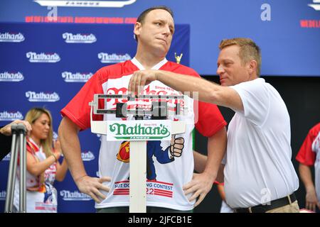 Der Herrenchampion Joey Chestnut nimmt an der offiziellen Gewichtung des berühmten internationalen Hot Dog Eating Contest von Nathan am 4. Juli in den Hudson Yards Teil Stockfoto