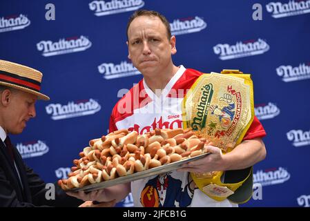 Der Herrenchampion Joey Chestnut nimmt an der offiziellen Gewichtung des berühmten internationalen Hot Dog Eating Contest von Nathan am 4. Juli in den Hudson Yards Teil Stockfoto