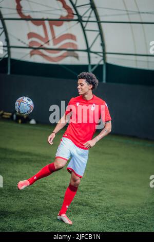 Nottingham, Großbritannien. 30.. Juni 2022. Brennan Johnson unterzeichnet am 6. 30. 2022 eine neue Vertragsverlängerung um vier Jahre bei Nottingham Forest in Nottingham, Großbritannien. (Foto von Ritchie Sumpter/News Images/Sipa USA) Quelle: SIPA USA/Alamy Live News Stockfoto