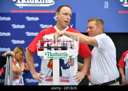 Der Herrenchampion Joey Chestnut nimmt an der offiziellen Gewichtung des berühmten internationalen Hot Dog Eating Contest von Nathan am 4. Juli in den Hudson Yards Teil Stockfoto