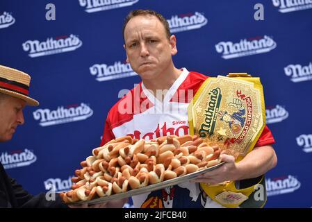 Der Herrenchampion Joey Chestnut nimmt an der offiziellen Gewichtung des berühmten internationalen Hot Dog Eating Contest von Nathan am 4. Juli in den Hudson Yards Teil Stockfoto