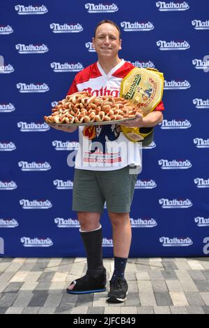 Der Herrenchampion Joey Chestnut nimmt an der offiziellen Gewichtung des berühmten internationalen Hot Dog Eating Contest von Nathan am 4. Juli in den Hudson Yards Teil Stockfoto