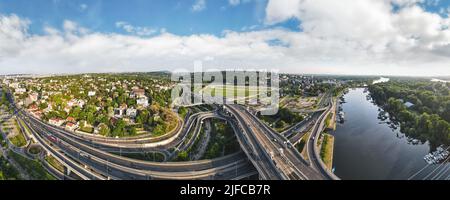 Luftbild Skyline Stadtbild von Belgrad, Serbien, am Morgen. Luftdrohnenansicht des Ada Ciganlija Sees, des Hippodroms und des Verkehrs, der über int fährt Stockfoto
