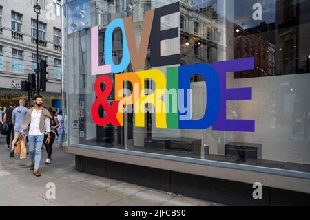 London, Großbritannien. 1. Juli 2022. Eine Zweigstelle von Zara in der Oxford Street wurde vor dem Pride in London, der am 2. Juli stattfindet, für Pride dekoriert. Die Gay Liberation Front (GLF), die anlässlich des exakt 50.. Jahrestages der ersten UK Pride einen marsch älterer Veteranen des ersten UK Pride march organisierte, der die ursprüngliche Route von der Charing Cross Road und der Oxford Street zum Hyde Park nachverfolgte, Haben Pride in London als ein Ereignis kritisiert, das von großen Unternehmen kommerzialisiert und dominiert wurde. Kredit: Stephen Chung / Alamy Live Nachrichten Stockfoto