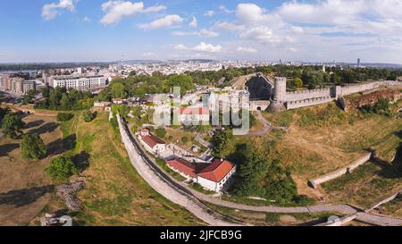 Luftaufnahme der Festung Kalemegdan, Belgrad, Serbien. Blick über die Kirche und den Kalemegdan Park in Richtung Stadtzentrum von Belgrad Stockfoto