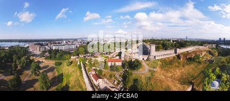 Luftpanorama des Kalemegdan Parks im Sommer, Belgrad, Serbien. Blick auf die Ruzica Kirche und die St. Petka Kapelle und die Altstadt von Belgrad, Kapit Stockfoto