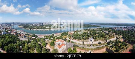 Luftpanorama von Belgrad, Hauptstadt von Serbien, mit Kalemegdan Park, Mündung des Flusses Sava mit Donau in der Ferne und Novi Beograd , Luftaufnahme V Stockfoto