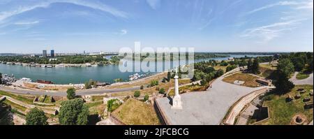 Luftaufnahme des Belgrader Kalemegdan-Parks und des Victor-Denkmals. Serbische Hauptstadt bei Sonnenaufgang Stockfoto