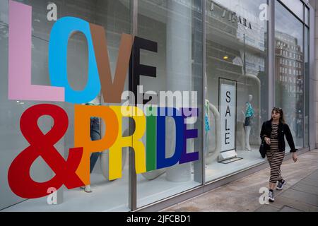London, Großbritannien. 1. Juli 2022. Eine Zweigstelle von Zara in der Oxford Street wurde vor dem Pride in London, der am 2. Juli stattfindet, für Pride dekoriert. Die Gay Liberation Front (GLF), die anlässlich des exakt 50.. Jahrestages der ersten UK Pride einen marsch älterer Veteranen des ersten UK Pride march organisierte, der die ursprüngliche Route von der Charing Cross Road und der Oxford Street zum Hyde Park nachverfolgte, Haben Pride in London als ein Ereignis kritisiert, das von großen Unternehmen kommerzialisiert und dominiert wurde. Kredit: Stephen Chung / Alamy Live Nachrichten Stockfoto