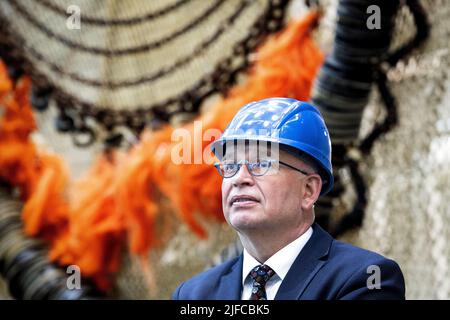 Urk, Niederlande. 01.. Juli 2022. 2022-07-01 19:56:54 URK - Minister Henk Staghouwer (Landwirtschaft, Natur und Lebensmittelqualität) zwischen Fischernetzen während seines Besuchs in Urk. Der Besuch wurde von den angekündigten Plänen dominiert, die Fischerei nachhaltiger zu gestalten. ANP RAMON VAN FLYMEN netherlands Out - belgium Out Credit: ANP/Alamy Live News Stockfoto