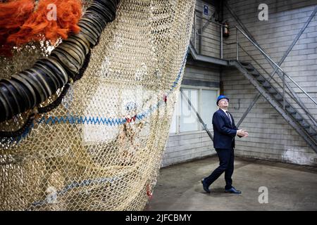 Urk, Niederlande. 01.. Juli 2022. 2022-07-01 19:56:06 URK - Minister Henk Staghouwer (Landwirtschaft, Natur und Lebensmittelqualität) zwischen Fischernetzen während seines Besuchs in Urk. Der Besuch wurde von den angekündigten Plänen dominiert, die Fischerei nachhaltiger zu gestalten. ANP RAMON VAN FLYMEN netherlands Out - belgium Out Credit: ANP/Alamy Live News Stockfoto