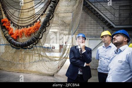 Urk, Niederlande. 01.. Juli 2022. 2022-07-01 19:59:36 URK - Minister Henk Staghouwer (Landwirtschaft, Natur und Lebensmittelqualität) zwischen Fischernetzen während seines Besuchs in Urk. Der Besuch wurde von den angekündigten Plänen dominiert, die Fischerei nachhaltiger zu gestalten. ANP RAMON VAN FLYMEN netherlands Out - belgium Out Credit: ANP/Alamy Live News Stockfoto