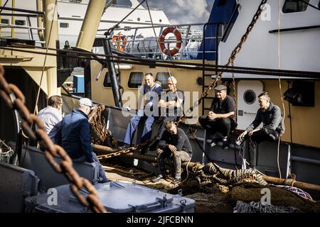 Urk, Niederlande. 01.. Juli 2022. 2022-07-01 18:17:40 URK - Fischer auf ihrem Fischerboot, das seit Monaten wegen der hohen Ölkosten nicht gesegelt ist. ANP RAMON VAN FLYMEN netherlands Out - belgium Out Credit: ANP/Alamy Live News Stockfoto