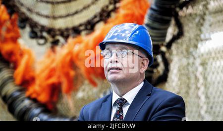 Urk, Niederlande. 01.. Juli 2022. 2022-07-01 19:56:55 URK - Minister Henk Staghouwer (Landwirtschaft, Natur und Lebensmittelqualität) zwischen Fischernetzen während seines Besuchs in Urk. Der Besuch wurde von den angekündigten Plänen dominiert, die Fischerei nachhaltiger zu gestalten. ANP RAMON VAN FLYMEN netherlands Out - belgium Out Credit: ANP/Alamy Live News Stockfoto