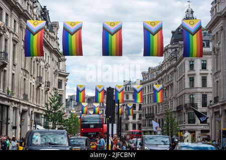 London, Großbritannien. 1. Juli 2022. Regenbogenfahnen hängen über der Regent Street vor Pride in London. Kredit: Stephen Chung / Alamy Live Nachrichten Stockfoto