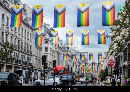 London, Großbritannien. 1. Juli 2022. Regenbogenfahnen hängen über der Regent Street vor Pride in London. Kredit: Stephen Chung / Alamy Live Nachrichten Stockfoto