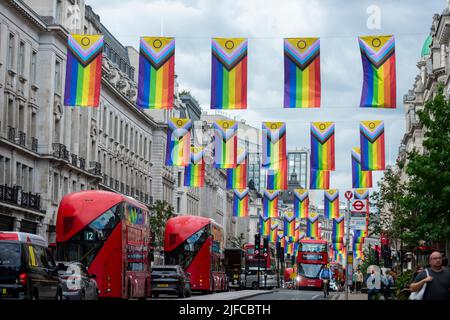 London, Großbritannien. 1. Juli 2022. Regenbogenfahnen hängen über der Regent Street vor Pride in London. Kredit: Stephen Chung / Alamy Live Nachrichten Stockfoto