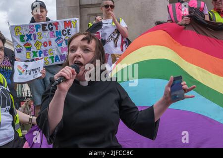 London, Großbritannien. 1.. Juli 2022. St Martin-in-the-Fields begrüßt die Marschierenden. Gay Liberation Front UK gedenkt ihres ersten schwulen Pride-Marsches in London vor 50 Jahren, der genau zur gleichen Stunde und zu demselben Datum durch London marschiert ist. Dann protestierten Lesben, Transsexuelle, Bis und schwule Männer wütend gegen den Missbrauch durch Polizei, Arbeitsplätze und Gesetzgeber, inspiriert von der Stonewall-Rebellion von 1969, ohne den Corporate-Charakter der aktuellen Pride-Paraden zu haben. Dieser marsch mit Black Pride, Trans Pride, Freunden und Unterstützern, angeführt von Veteranen aus dem Jahr 1972, ist sowohl Protest als auch Karneval. Peter Marshall/Alamy Live News Stockfoto