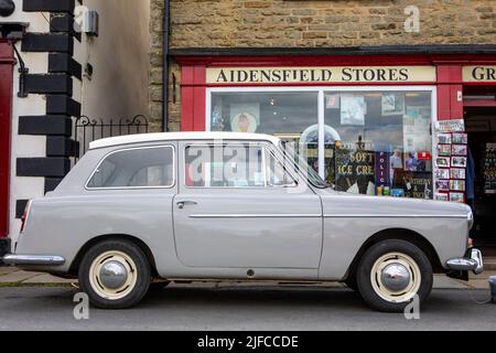 Goathland, UK - Juni 9. 2022: Aidensfield Stores und Oldtimer im Dorf Goathland, North Yorkshire. Die Lage wurde im Fernseher genutzt Stockfoto