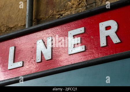 Pickering, Großbritannien - Juni 9. 2022: Ein altes LNER - London North Eastern Railay Schild auf einer Tafel am Pickering Bahnhof in North Yorkshire, Großbritannien. Stockfoto