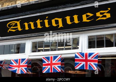 Pickering, Großbritannien - Juni 9. 2022: Ein Antiquitätengeschäft in der Stadt Pickering in North Yorkshire, Großbritannien. Stockfoto