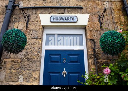 Pickering, Großbritannien - 9. 2022. Juni: Hogwarts-Schild über einem Cottage-Eingang in der Stadt Pickering in North Yorkshire, Großbritannien. Stockfoto