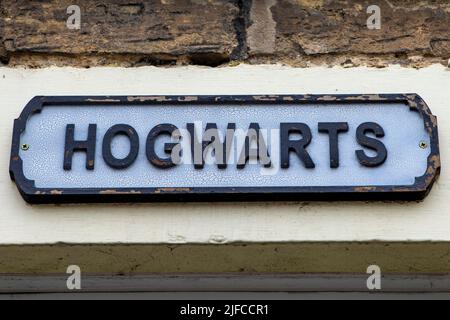 Pickering, Großbritannien - 9. 2022. Juni: Hogwarts-Schild über einem Cottage-Eingang in der Stadt Pickering in North Yorkshire, Großbritannien. Stockfoto