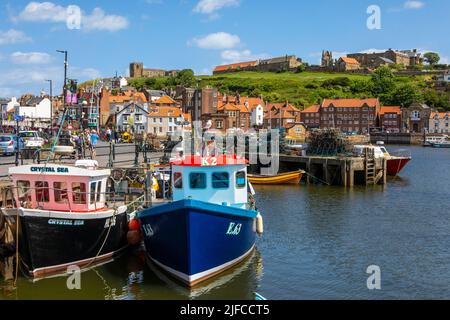 Whitby, Großbritannien - Juni 10. 2022: Blick auf Whitby, North Yorkshire, Großbritannien. Der Blick nimmt die Sehenswürdigkeiten des Flusses Esk, mit St. Marys Kirche und Whitby ABB Stockfoto