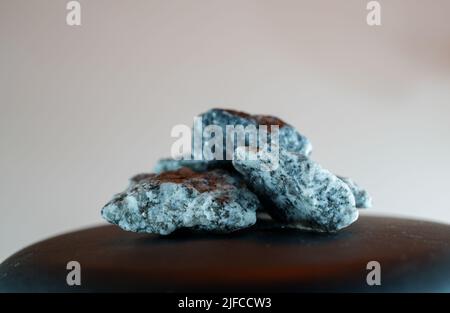 Granite sind grob kristallines Plutongestein (Plutonite), das reich an Quarz und Feldspat ist Stockfoto